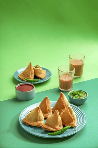 Goeld punabi samosa served alongside hot chai