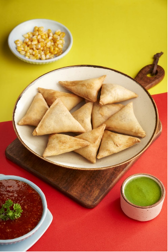 Goeld cocktail samosa served with schezwan sauce