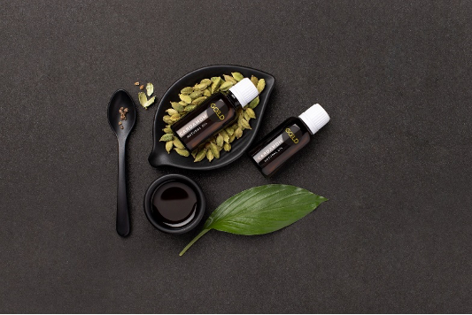 Goeld Cardamom oil with leaf and saptula